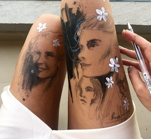 Họa sĩ chỉ vẽ lên chân mình mà tạo ra những bức tranh đẹp thế này ảnh 2