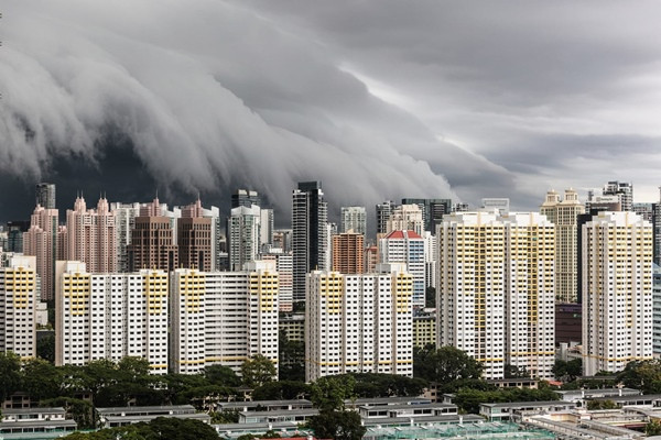 Mây đen kịt, giống như những đợt sóng thần ập lên những tòa nhà cao tầng ở Singapore. Ảnh: Fin Barr. Đám mây “ma quái” như sóng thần phủ kín bầu trời khiến cư dân mạng Singapore hoảng hốt ảnh 1