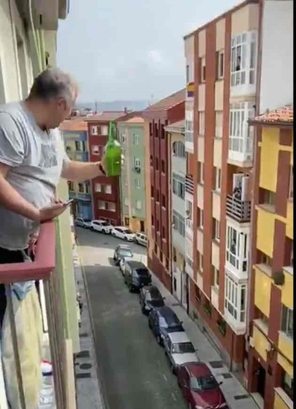 Hàng xóm thời cách ly: Happy Quarantine! Rót rượu cho nhau từ trên hai tầng gác! ảnh 4