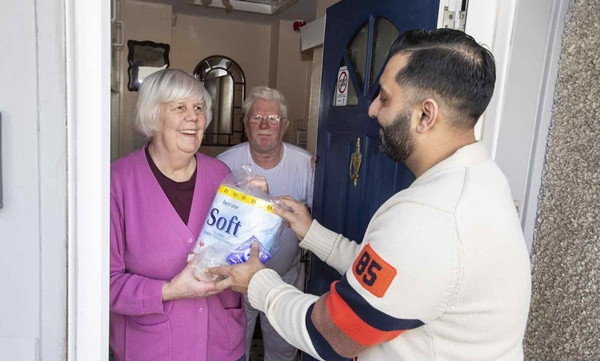 Cửa hàng tặng hơn 1.000 “bộ đồ dùng thời virus corona” cho khách ảnh 2