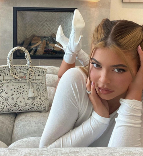 Nữ tỷ phú Kylie Jenner đăng ảnh khoe nhan sắc, cư dân mạng ném đá vì “cà da quá đà” ảnh 1