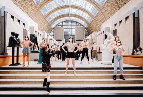 Sau vụ sinh viên bị cấm cửa vì hở hang, nhiều người không mặc áo tới bảo tàng phản đối ảnh 3