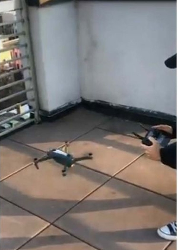 Tình yêu thời cách ly: Tỏ tình với cô hàng xóm bằng drone và quà cầu nhựa khổng lồ ảnh 3