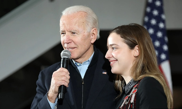 Finn trong một lần xuất hiện cùng ông trước công chúng. Ảnh: Lee Navin. “Vũ khí bí mật” của ông Joe Biden trong kỳ bầu cử 2020: Cô sinh viên xinh đẹp này là ai? ảnh 4