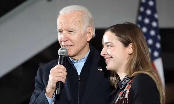 “Vũ khí bí mật” của ông Joe Biden trong kỳ bầu cử 2020: Cô sinh viên xinh đẹp này là ai? ảnh 4