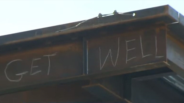 Tờ giấy ở cửa sổ bệnh viện với dòng chữ khiến người đọc được vô cùng xúc động ảnh 2