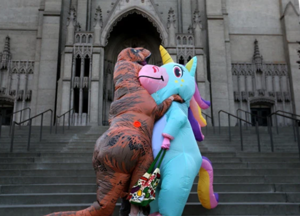 Tình yêu thời cách ly: Một cặp đôi tự biến thành khủng long và kỳ lân để được gặp nhau ảnh 2