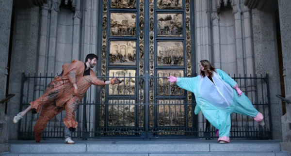 Tình yêu thời cách ly: Một cặp đôi tự biến thành khủng long và kỳ lân để được gặp nhau ảnh 5