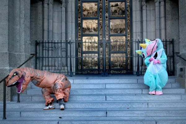 Tình yêu thời cách ly: Một cặp đôi tự biến thành khủng long và kỳ lân để được gặp nhau ảnh 4