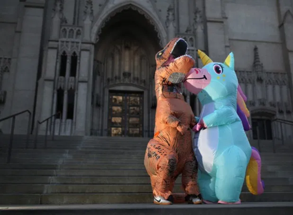 Tình yêu thời cách ly: Một cặp đôi tự biến thành khủng long và kỳ lân để được gặp nhau ảnh 3