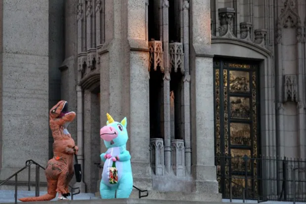 Tình yêu thời cách ly: Một cặp đôi tự biến thành khủng long và kỳ lân để được gặp nhau ảnh 1