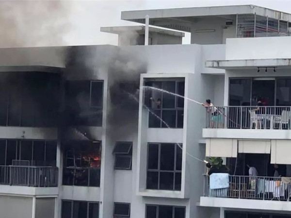 Những người hàng xóm của năm: Thấy hỏa hoạn cũng không bỏ chạy mà cố xịt nước vào đám cháy ảnh 3