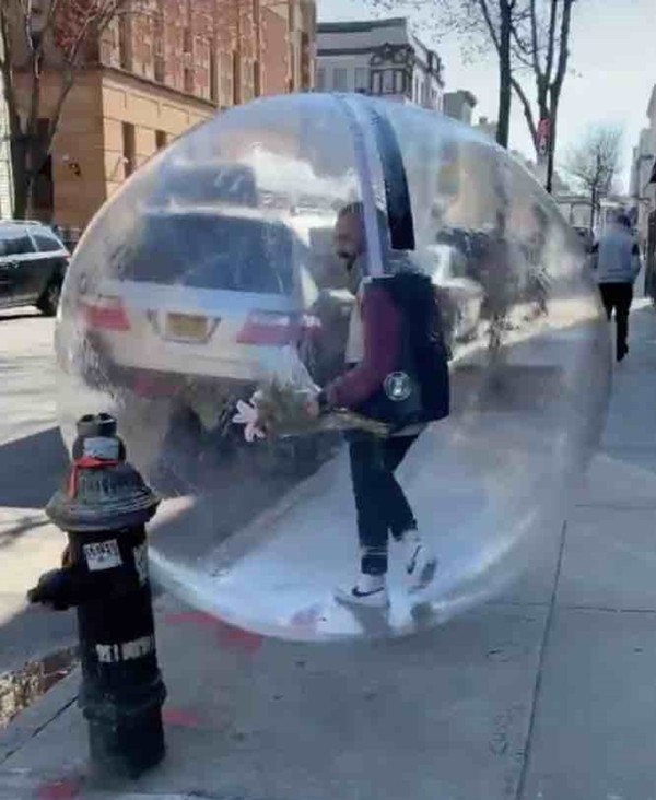 Tình yêu thời cách ly: Tỏ tình với cô hàng xóm bằng drone và quà cầu nhựa khổng lồ ảnh 6