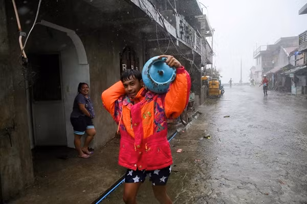 Bão VAMCO mạnh lên khiến Philippines lại phải sơ tán dân, dự báo vào Việt Nam ngày 15/11 ảnh 2