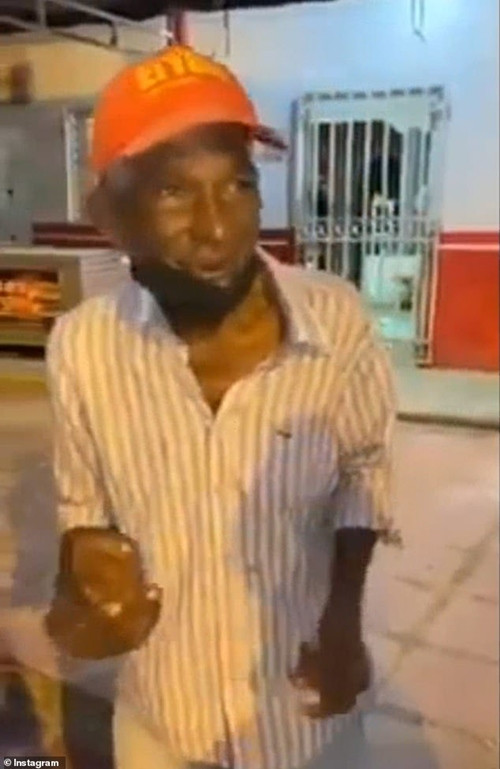 YouTuber nổi tiếng lừa người nghèo trên phố ăn xà phòng phủ sôcôla, khiến ai cũng phẫn nộ ảnh 3