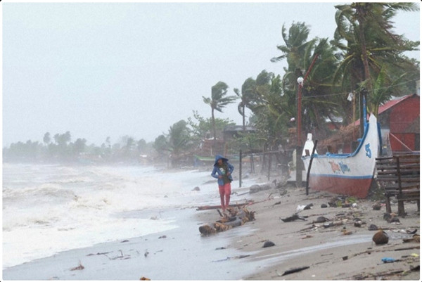 Sóng và gió mạnh ở bờ biển tại tỉnh Sorsogon (Philippines) khi bão Goni ập vào hôm 1/11. Ảnh: AP. Người dân Philippines sau siêu bão Goni: “Không có nơi nào để đi, không có thứ gì để ăn” ảnh 2