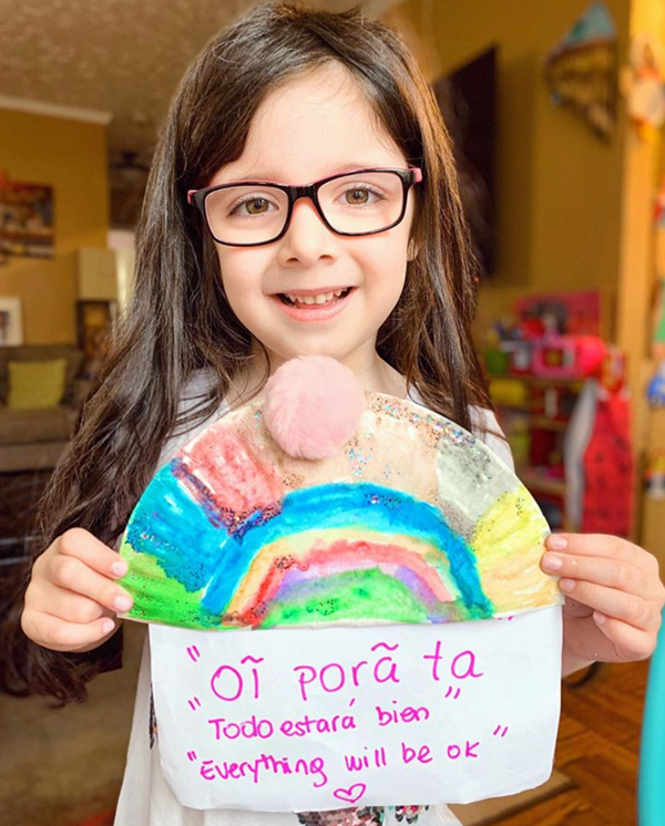 Tại sao trẻ em toàn thế giới lại vẽ tranh cầu vồng và dán lên cửa kính? ảnh 2