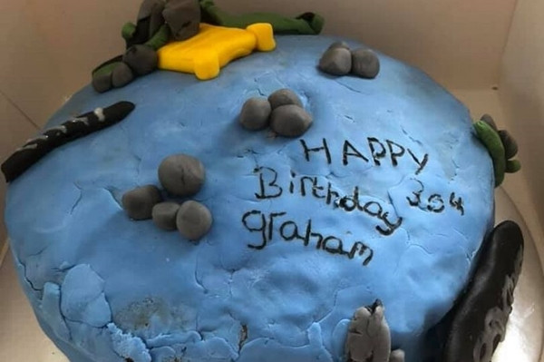 Đặt bánh sinh nhật giá 1,5 triệu, thất kinh khi nhận chiếc bánh “quái vật”, đầy lông chó ảnh 2