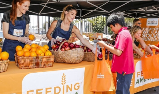 Tổ chức phi lợi nhuận Feeding America nhận được nhiều khoản quyên góp để hỗ trợ người nghèo. Ryan Reynolds, Lady Gaga và nhiều ngôi sao tích cực quyên góp chống Covid-19 ảnh 2