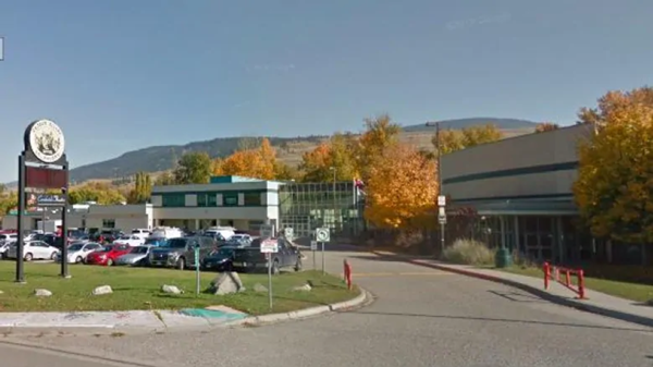 Thầy giáo làm thí nghiệm hóa học gây cháy trường, nhưng học sinh không muốn thầy bị phạt ảnh 1