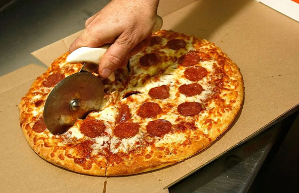 Ở nhà đặt bánh pizza, tại sao bạn nên nhớ dặn tiệm bánh “để nguyên không cắt”? ảnh 2