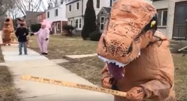 Giữa lúc cách ly, bỗng xuất hiện một đoàn khủng long T-Rex đáng yêu diễu hành trên phố ảnh 2