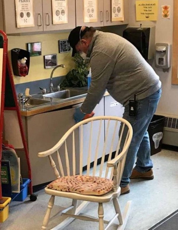 Trường học có người nhiễm virus corona, còn mỗi bác lao công cần mẫn dọn vệ sinh ảnh 3