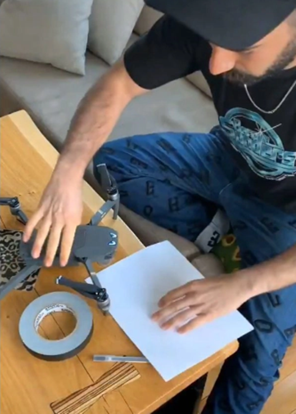 Tình yêu thời cách ly: Tỏ tình với cô hàng xóm bằng drone và quà cầu nhựa khổng lồ ảnh 2