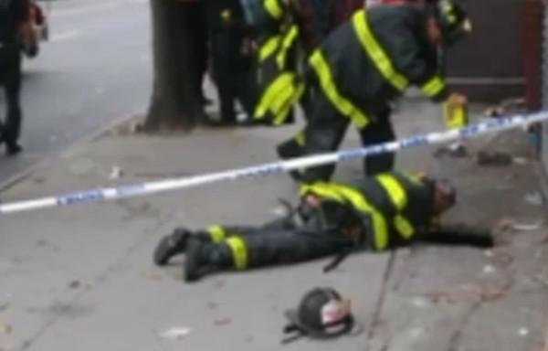 Mặt đường sập bất ngờ, người đứng chờ xe buýt bị rơi xuống cống, gặp cảnh tượng kinh hoàng ảnh 2