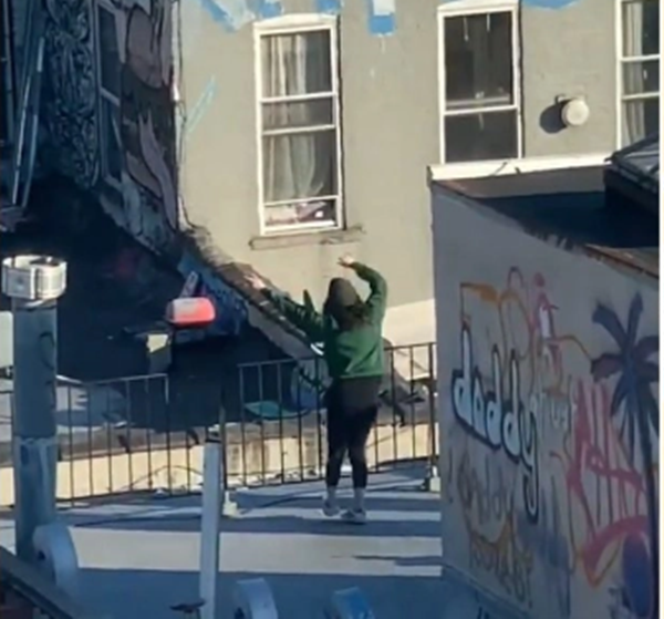 Tình yêu thời cách ly: Tỏ tình với cô hàng xóm bằng drone và quà cầu nhựa khổng lồ ảnh 1