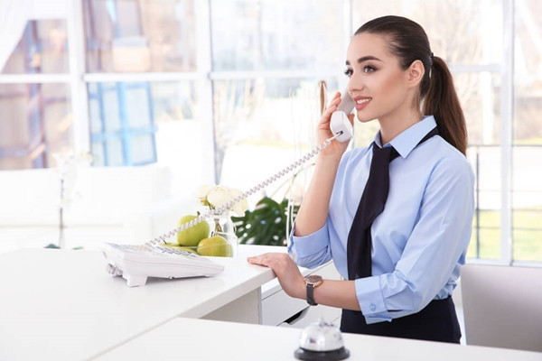 Một nhân viên lễ tân nói sẽ dẫn người cha đến gặp con trai ông. Đừng bao giờ để mình quá bận rộn ảnh 2