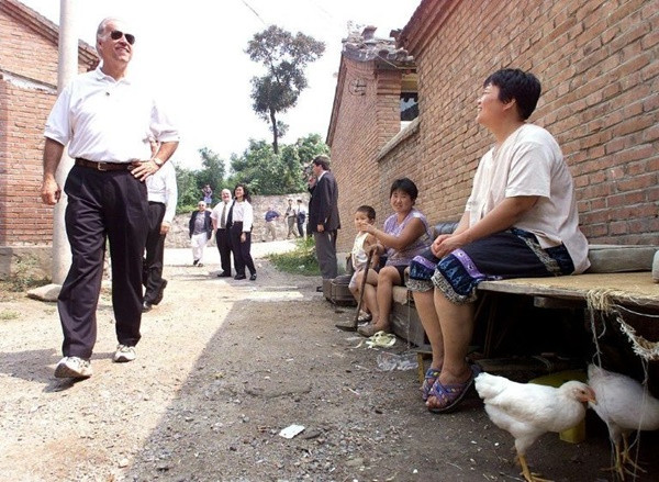 Ông Biden từng tới thăm ngôi làng này. Ảnh: AFP. Ảnh “ngày xưa - bây giờ” của một thanh niên khiến ai cũng ấn tượng, vì có cả ông Joe Biden ảnh 1