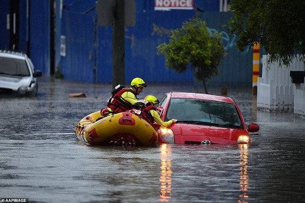 Bão lớn dường như đang ở khắp nơi: “Mây xoắn thừng” ở Úc, cảnh báo cực nguy hiểm ở Anh ảnh 1