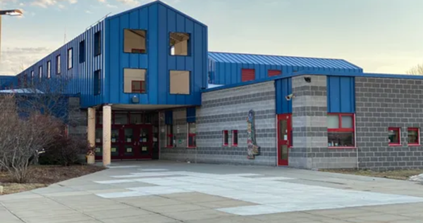 Trường học có người nhiễm virus corona, còn mỗi bác lao công cần mẫn dọn vệ sinh ảnh 1