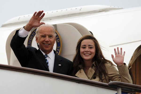 Naomi đã tháp tùng ông Biden trong nhiều chuyến đi. Ảnh: Pool/ Getty Images. Dàn “hoa hậu” nhà Biden: 4 cô cháu gái vừa đẹp vừa giỏi của ông Joe Biden ảnh 2