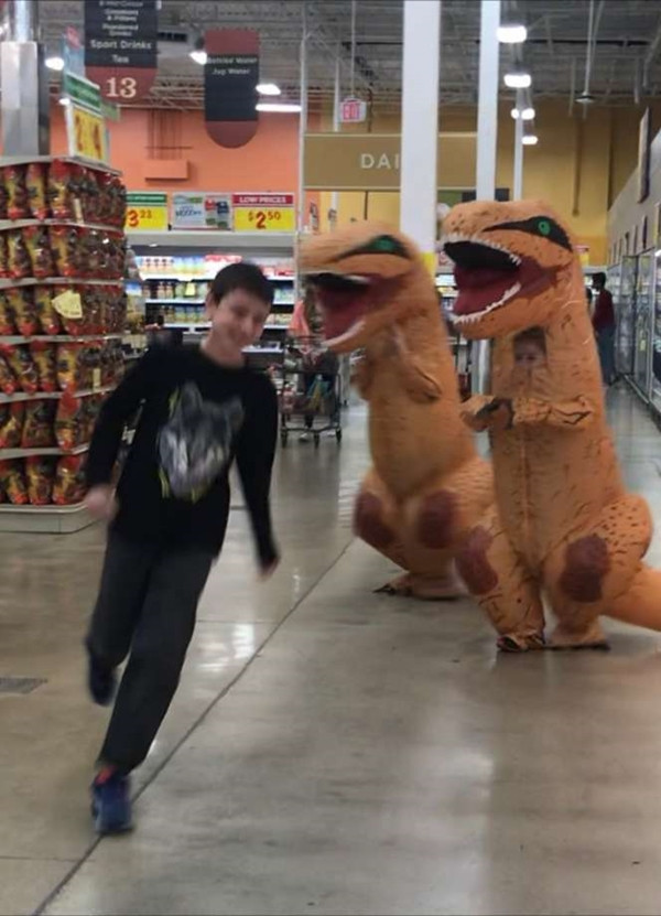 Giữa lúc cách ly, bỗng xuất hiện một đoàn khủng long T-Rex đáng yêu diễu hành trên phố ảnh 4