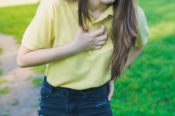 Không bệnh gì nhưng có triệu chứng giống hệt COVID-19, chuyện gì đang xảy ra vậy? ảnh 1