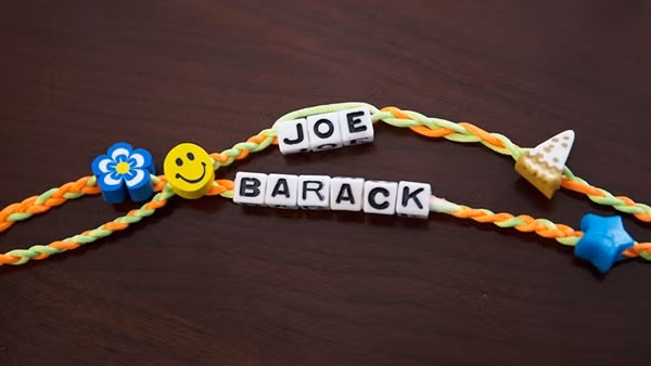 Ông Joe Biden từng tặng chiếc vòng ghép hai cái tên này cho ai mà khiến netizen ngưỡng mộ? ảnh 1
