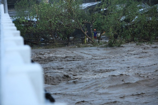 Người dân ở thành phố Legazpi (Philippines) đứng nhìn nước sông dâng lên do mưa lớn mà bão Goni đem tới. Ảnh: Charism SAYAT/ AFP/ MANILA BULLETIN. Clip: Philippines công bố hình ảnh thành phố bị bão Goni tàn phá, ai thấy cũng đau lòng ảnh 2