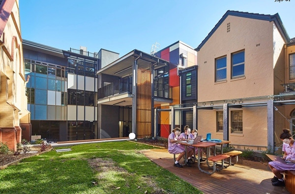 Môn học đặc biệt dành cho nữ sinh ở một trường trung học, học sinh nào cũng muốn được dạy ảnh 3