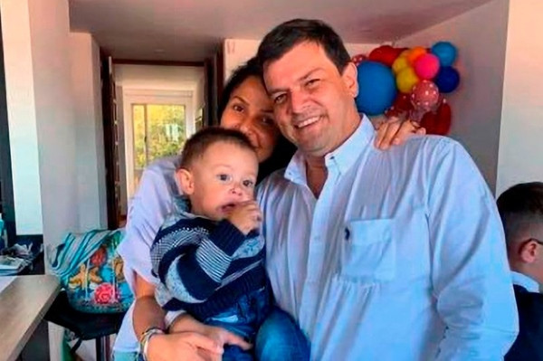 Một em bé là người duy nhất sống sót trong vụ máy bay rơi, do được mẹ ôm trong tay che chở ảnh 2