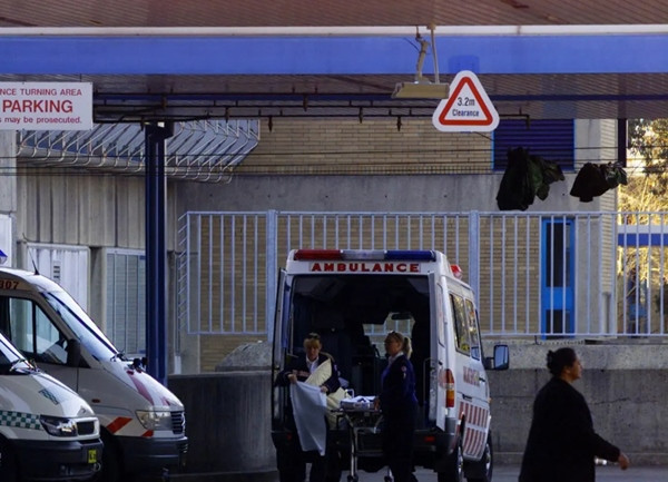 Cậu bé 5 tuổi bị mẹ và bạn trai đánh nguy kịch, bác sĩ thương đến mức vừa khám vừa khóc ảnh 4