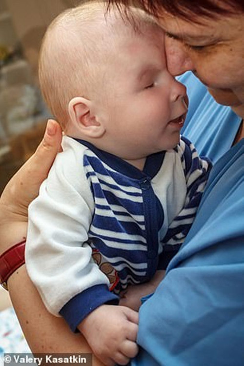 Em bé sinh ra thiếu đi đôi mắt nên bị mẹ bỏ rơi, giờ đã tìm được gia đình yêu thương mình ảnh 2