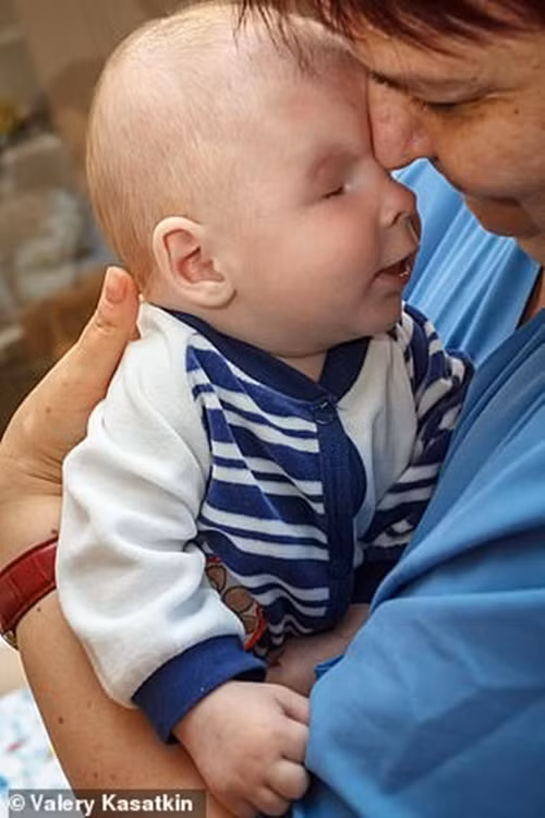 Em bé sinh ra thiếu đi đôi mắt nên bị mẹ bỏ rơi, giờ đã tìm được gia đình yêu thương mình ảnh 2
