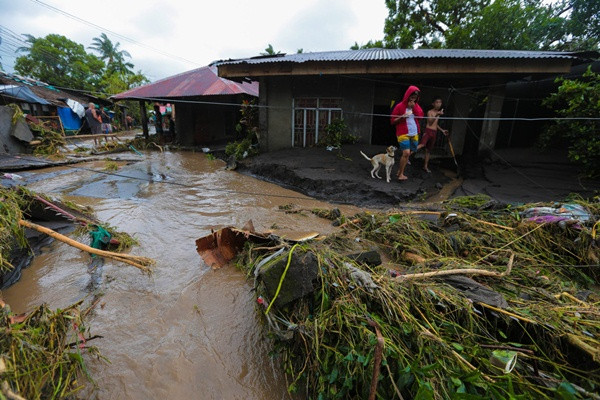 Người dân ở tỉnh Albay (Philippines) nhặt nhạnh những gì còn sót lại sau bão Goni. Ảnh: MARK ALVIC ESPLANA. Người dân Philippines sau siêu bão Goni: “Không có nơi nào để đi, không có thứ gì để ăn” ảnh 1