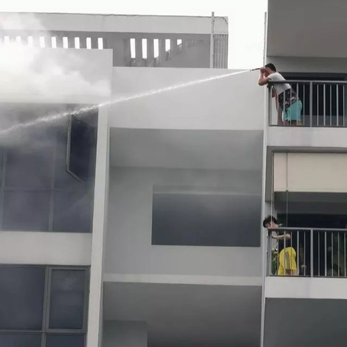 Những người hàng xóm của năm: Thấy hỏa hoạn cũng không bỏ chạy mà cố xịt nước vào đám cháy ảnh 4