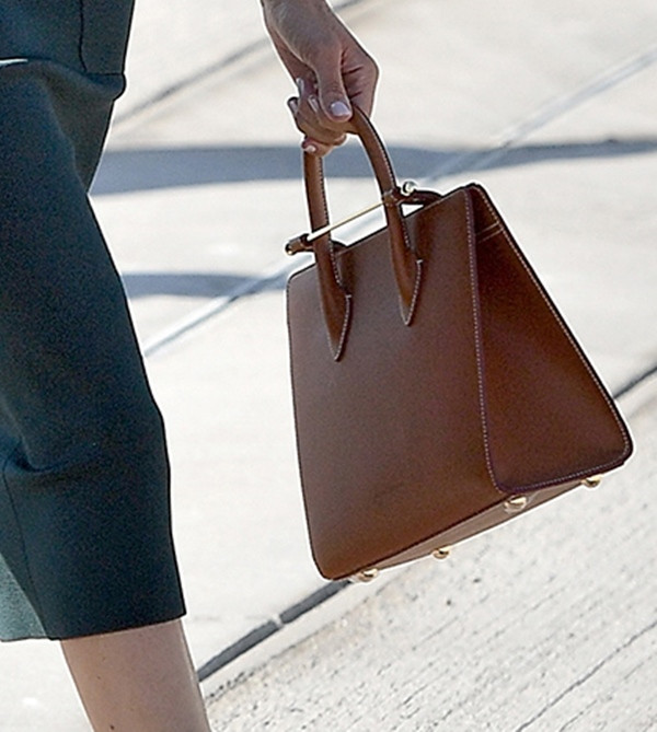 Thi thoảng mặc lỗi thì có sao, các nhân vật hoàng gia còn mặc áo ngược và quên cắt mác kìa ảnh 5