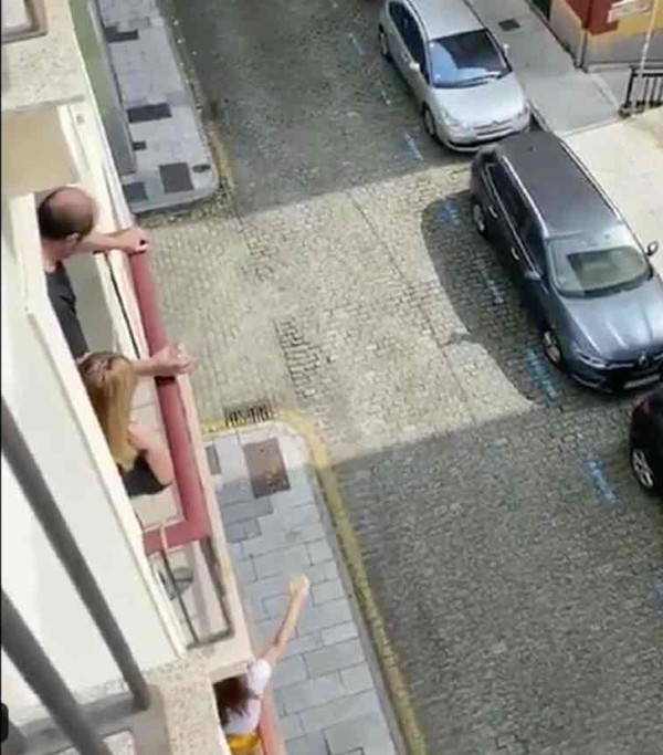 Hàng xóm thời cách ly: Happy Quarantine! Rót rượu cho nhau từ trên hai tầng gác! ảnh 3