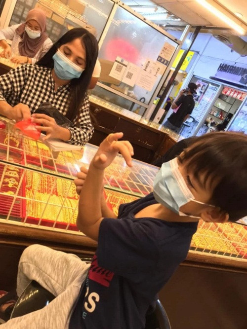 Đây mới là “con nhà người ta”: Cậu bé 6 tuổi dùng hết tiền sinh nhật để mua vàng tặng mẹ ảnh 1