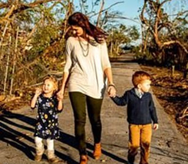 Học sinh kêu buồn chán học online, cô giáo liền đến tận nhà, ngồi ngoài hè trò chuyện ảnh 3